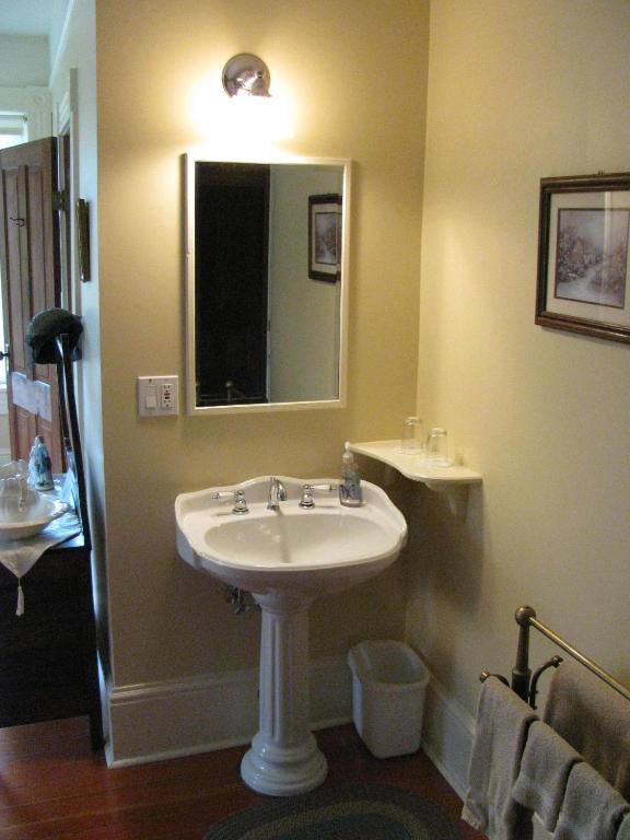 Sasquatch Crossing Eco Lodge B&B Harrison Mills Zimmer foto