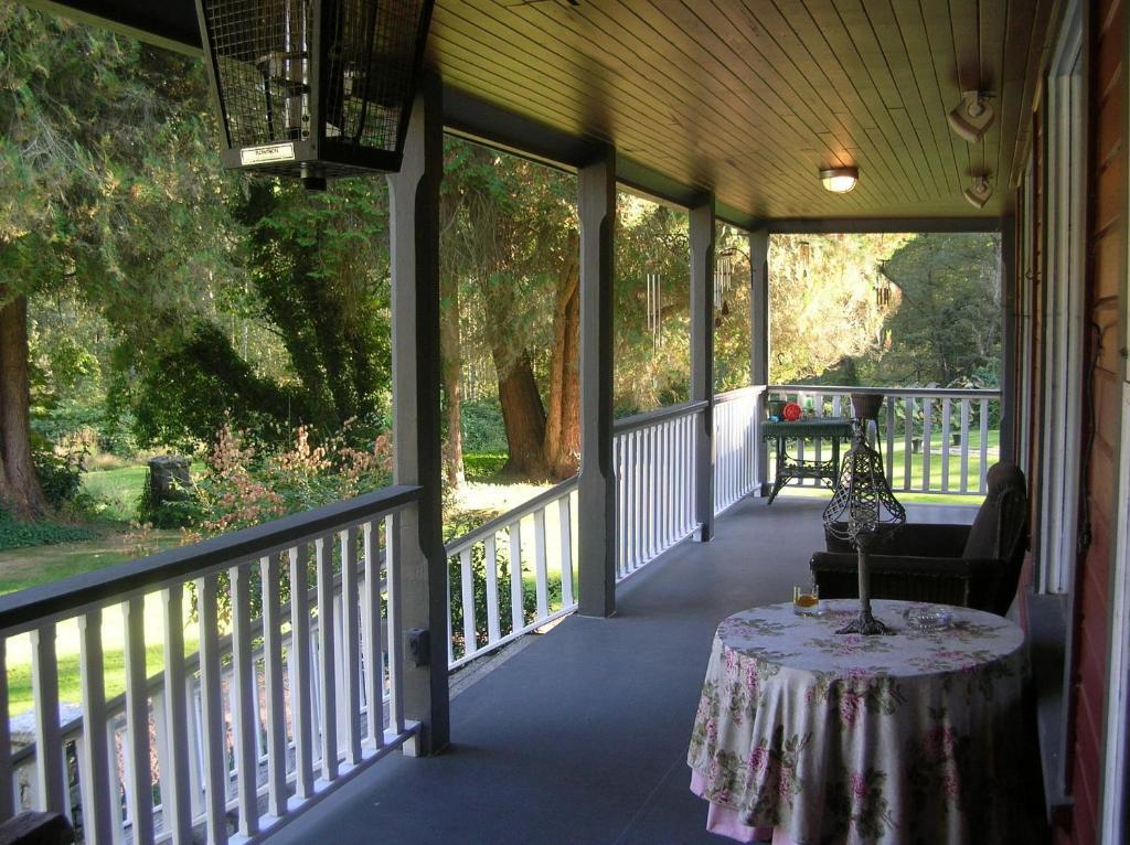 Sasquatch Crossing Eco Lodge B&B Harrison Mills Exterior foto